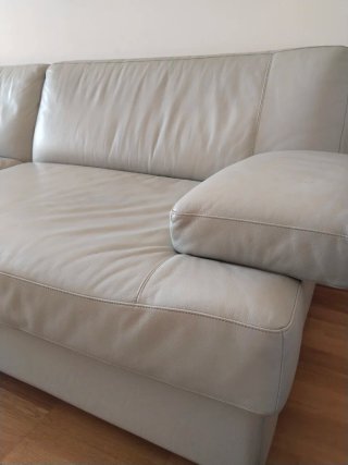 Sofá cama gris claro de piel
