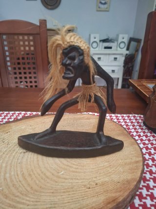 Figura Decorativa Africana Surfista