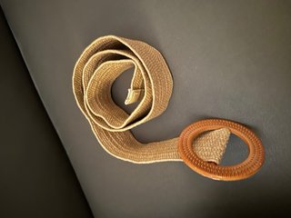 Cintura beige con hebilla redonda