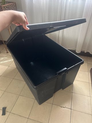 Caja de almacenaje de plástico con tapa 105L