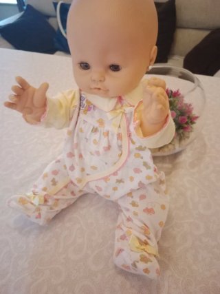Muñeca bebé con pijama floral