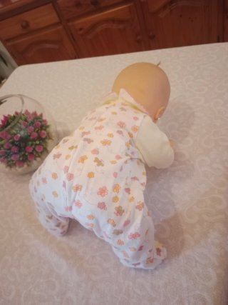 Muñeca bebé con pijama floral