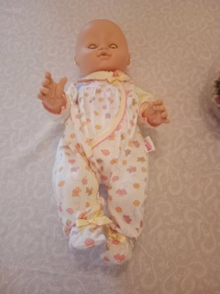 Muñeca bebé con pijama floral
