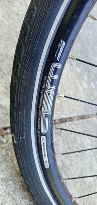 Bicicleta Eléctrica con Cesta Amarilla