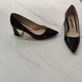 Zapatos de salón Zara tacón dorado