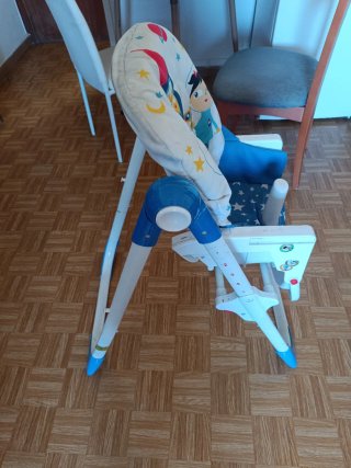 Trona infantil con diseño espacial