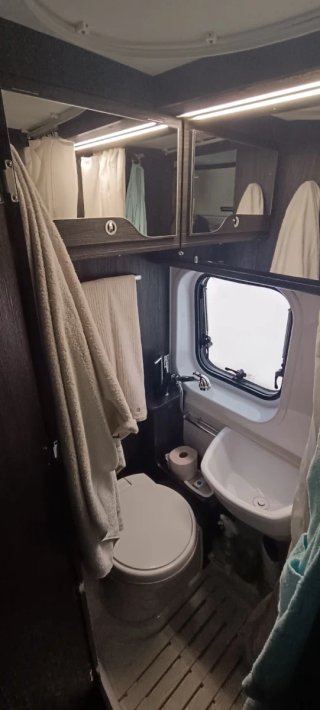 Se vende furgoneta camper del 2019 con 46000km