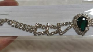 Bracciale con brillantini e pietra verde