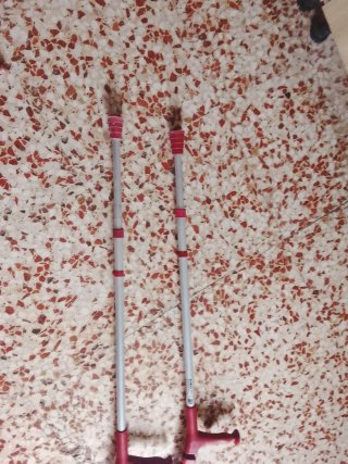 Muletas ortopédicas rojas