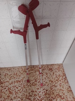 Muletas ortopédicas rojas