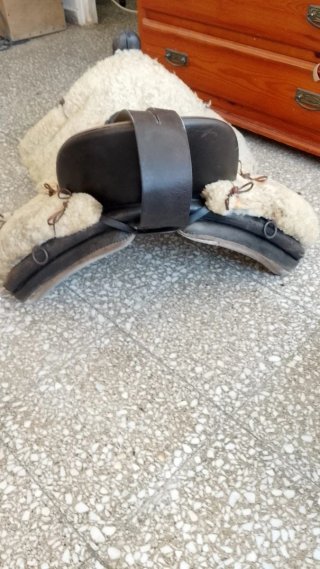 Montura de caballo de cuero y borrego