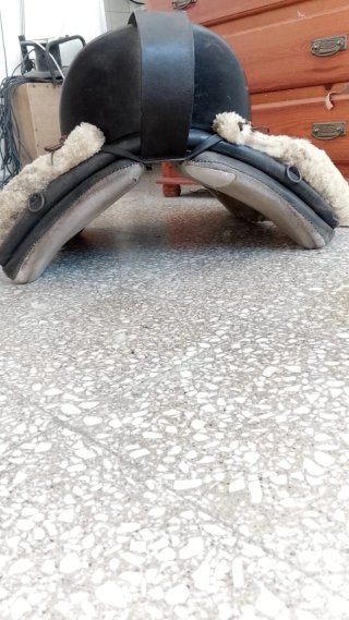 Montura de caballo de cuero y borrego