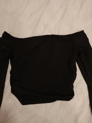 Top negro escotado manga larga
