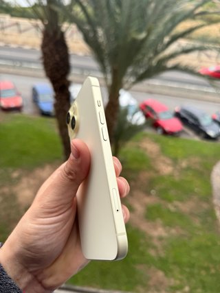 iPhone 15 - 93% Batería