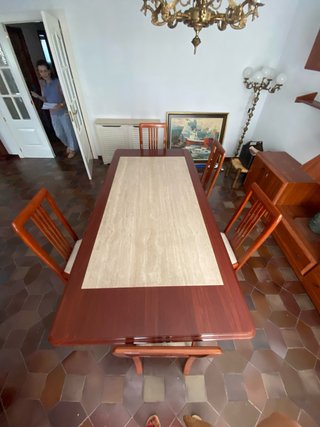 Mesa de comedor madera y mármol con sillas a juego