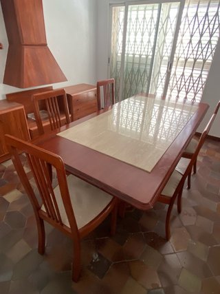 Mesa de comedor madera y mármol con sillas a juego