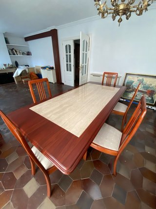 Mesa de comedor madera y mármol con sillas a juego