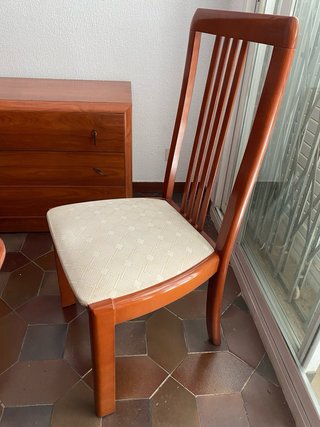 Mesa de comedor madera y mármol con sillas a juego