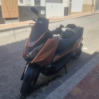 Moto scotter 125  Wottan Negra y Dorada Año 2017