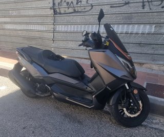 Moto scotter 125  Wottan Negra y Dorada Año 2017