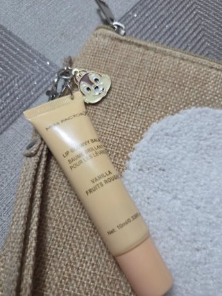 Pochette beige con cuore bianco più lip gloss