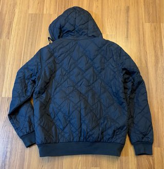 Anorak azul con capucha