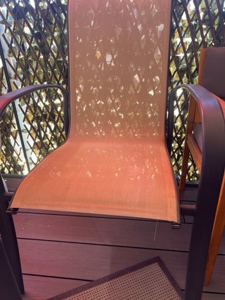 Silla de jardín beige y marrón. Aún les queda vida