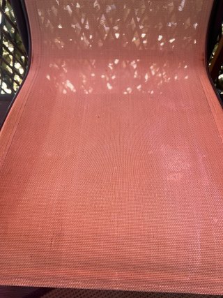 Silla de jardín beige y marrón. Aún les queda vida