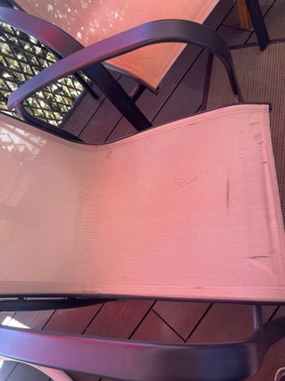 Silla de jardín beige y marrón. Aún les queda vida
