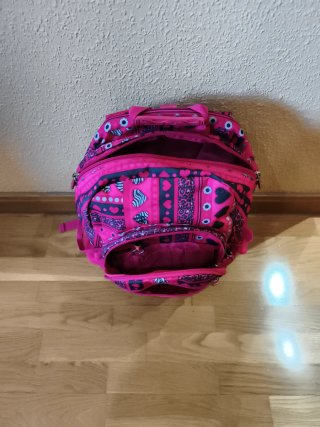 Mochila escolar fucsia con estampado.