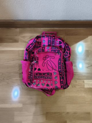 Mochila escolar fucsia con estampado.
