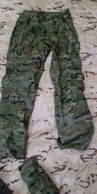 Traje de tormenta boscoso sin cremalleras
