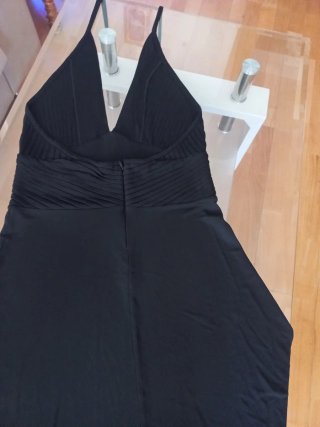 Vestido negro corto con tirantes