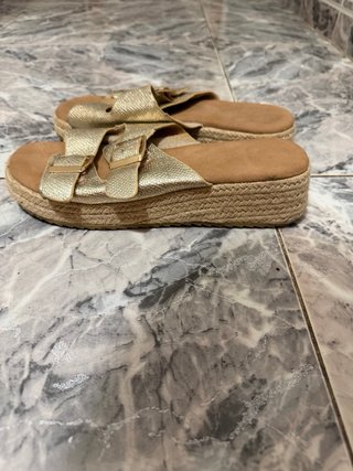 Sandalias doradas esparto