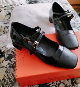 Zapatos negros de piel con tiras