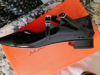 Zapatos negros de piel con tiras