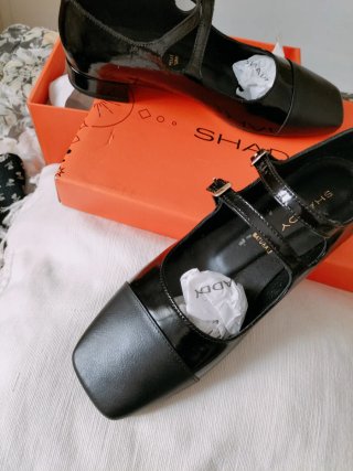 Zapatos negros de piel con tiras
