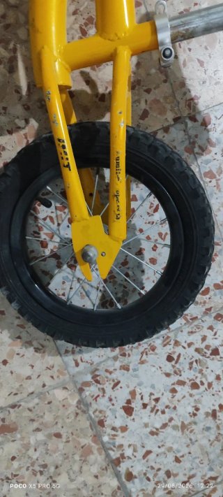 Bicicleta de equilibrio amarilla
