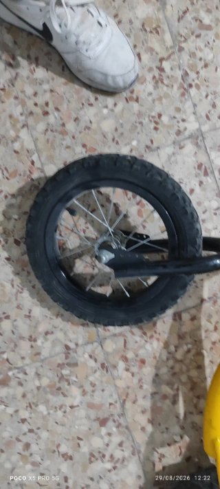 Bicicleta de equilibrio amarilla