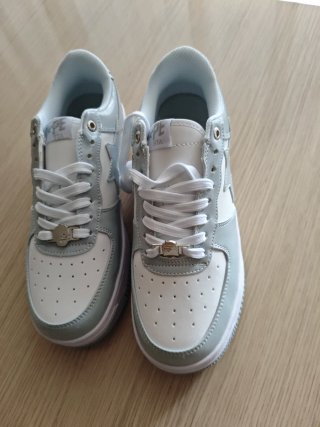 Zapatillas BAPE grises y blancas