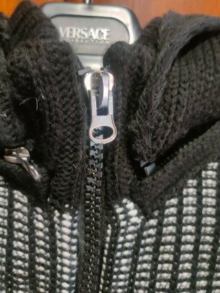 Cardigan con cappuccio e zip nero bianco