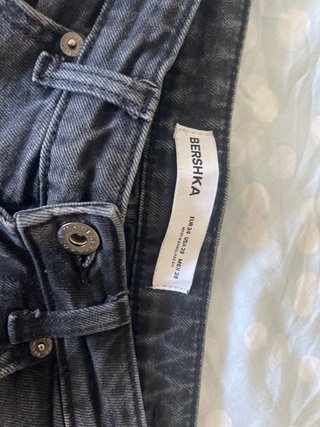 Pantalón corto vaquero Bershka roto gris