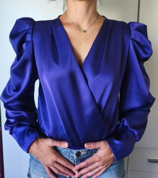 Blusa morada con mangas abullonadas