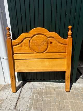 Cabecero de madera con detalle tallado