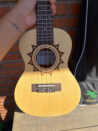 Ukelele CAHAYA con funda, correa y afinador