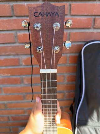 Ukelele CAHAYA con funda, correa y afinador
