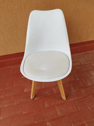 4 Sillas Blancas Patas Madera. Precio a convenir.