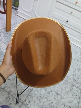 Sombrero de vaquero marrón con borde dorado