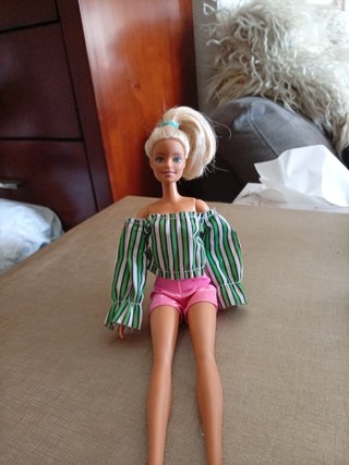 Muñeca Barbie con conjunto a rayas