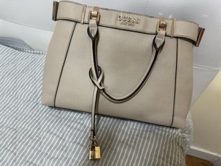 Bolso Guess Beige con Candado Dorado